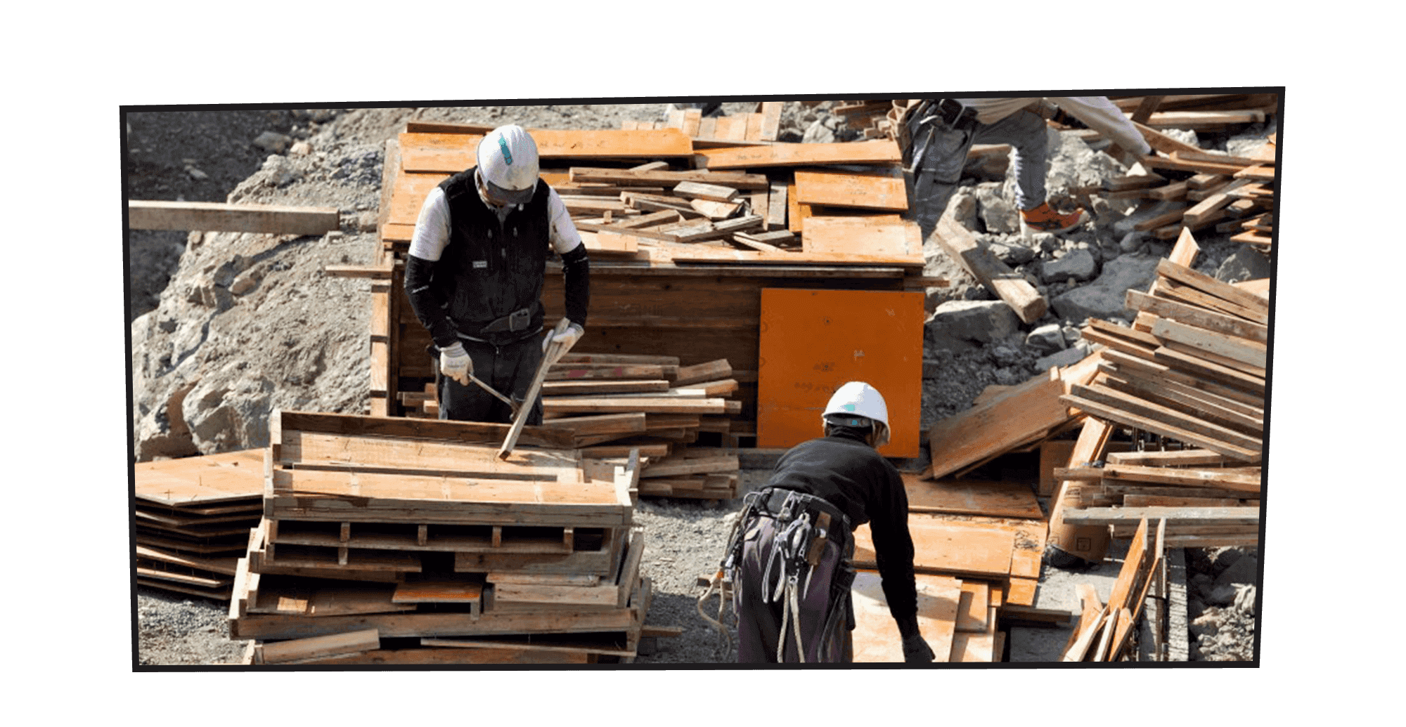 次の工程へ繋ぐ 技術と信頼の型枠解体、ST PARTNER