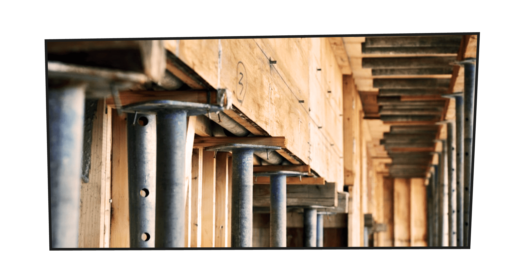 次の工程へ繋ぐ 技術と信頼の型枠解体、ST PARTNER